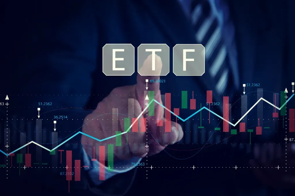 Mężczyzna wskazuje palcem najwyższy wzrost na wykresie funduszy ETF